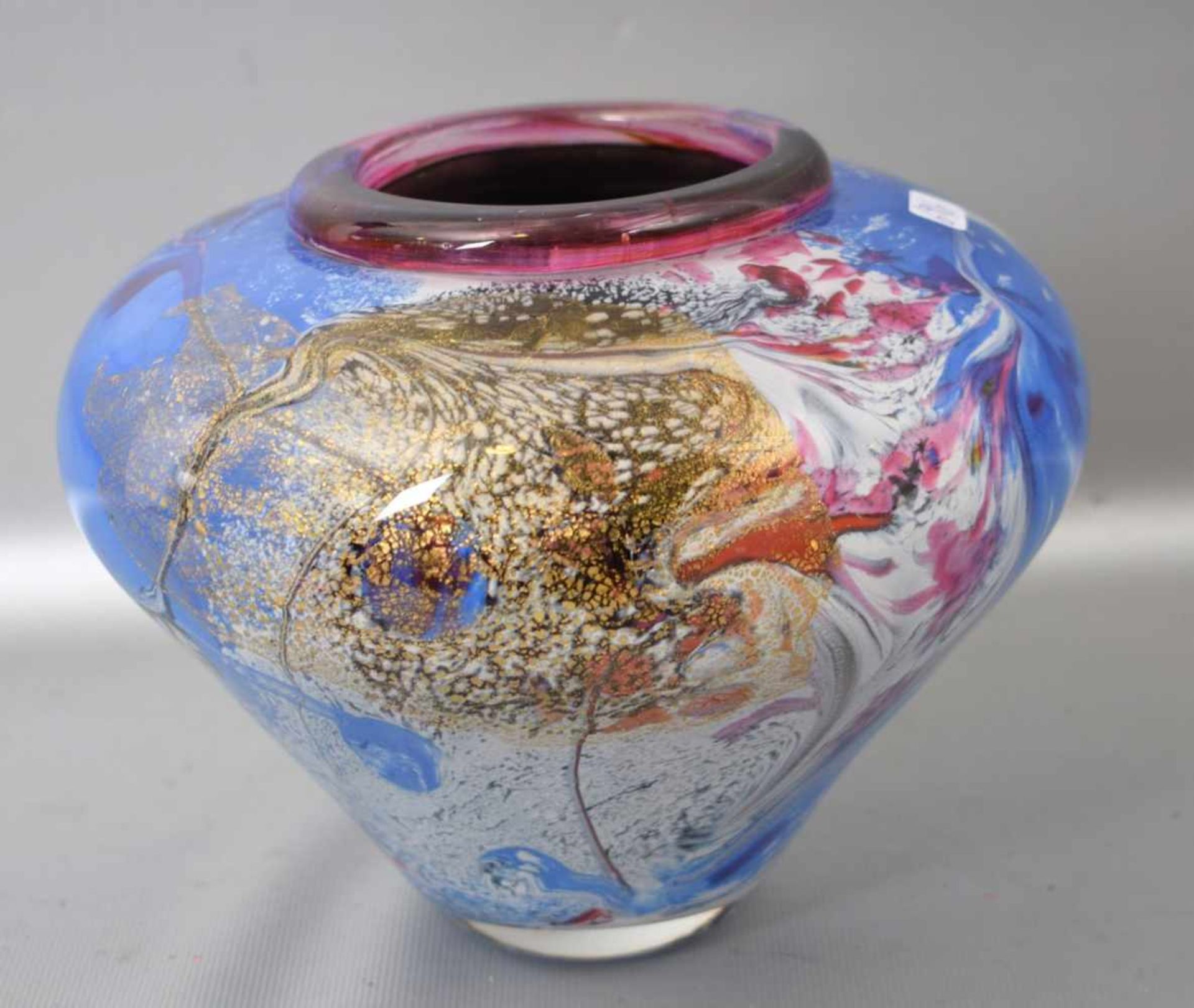 Vasefarbl. Glas, rund, Wandung mit blauer, roter und goldener Farbeinschmelzung, H 13 cm, Dm 18