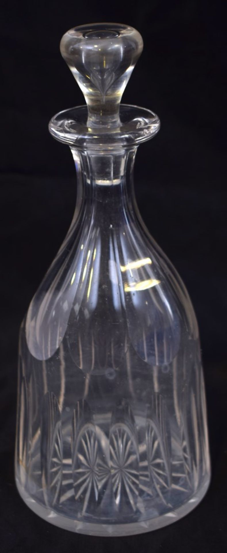 Karaffefarbl. Glas, facettiert, mit Stöpsel, H 24 cm, um 1900