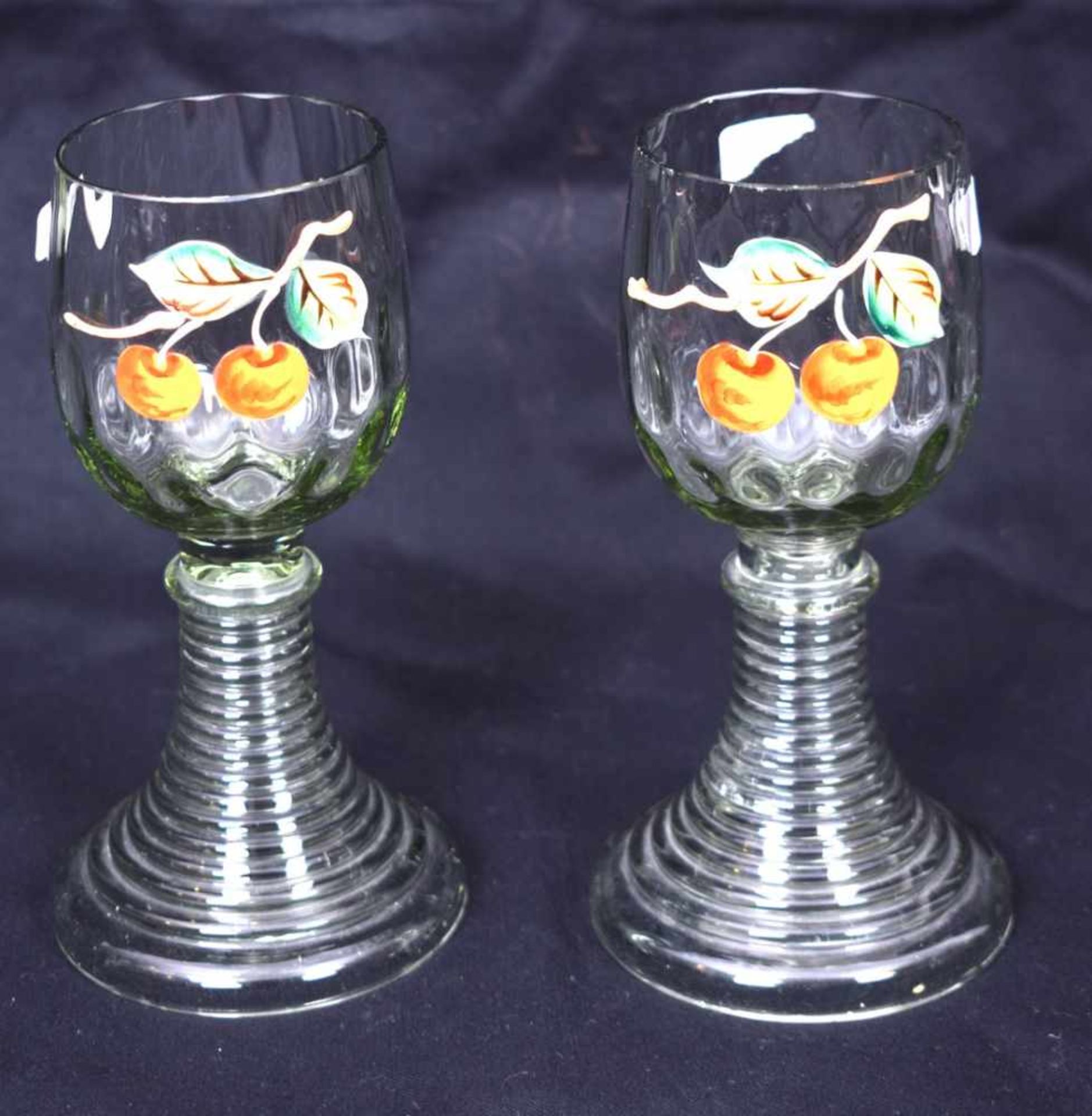 Zwei Weingläserhellgrünes Glas, Kelch mit bunter Obstbemalung, H 15 cm, 19. Jh.