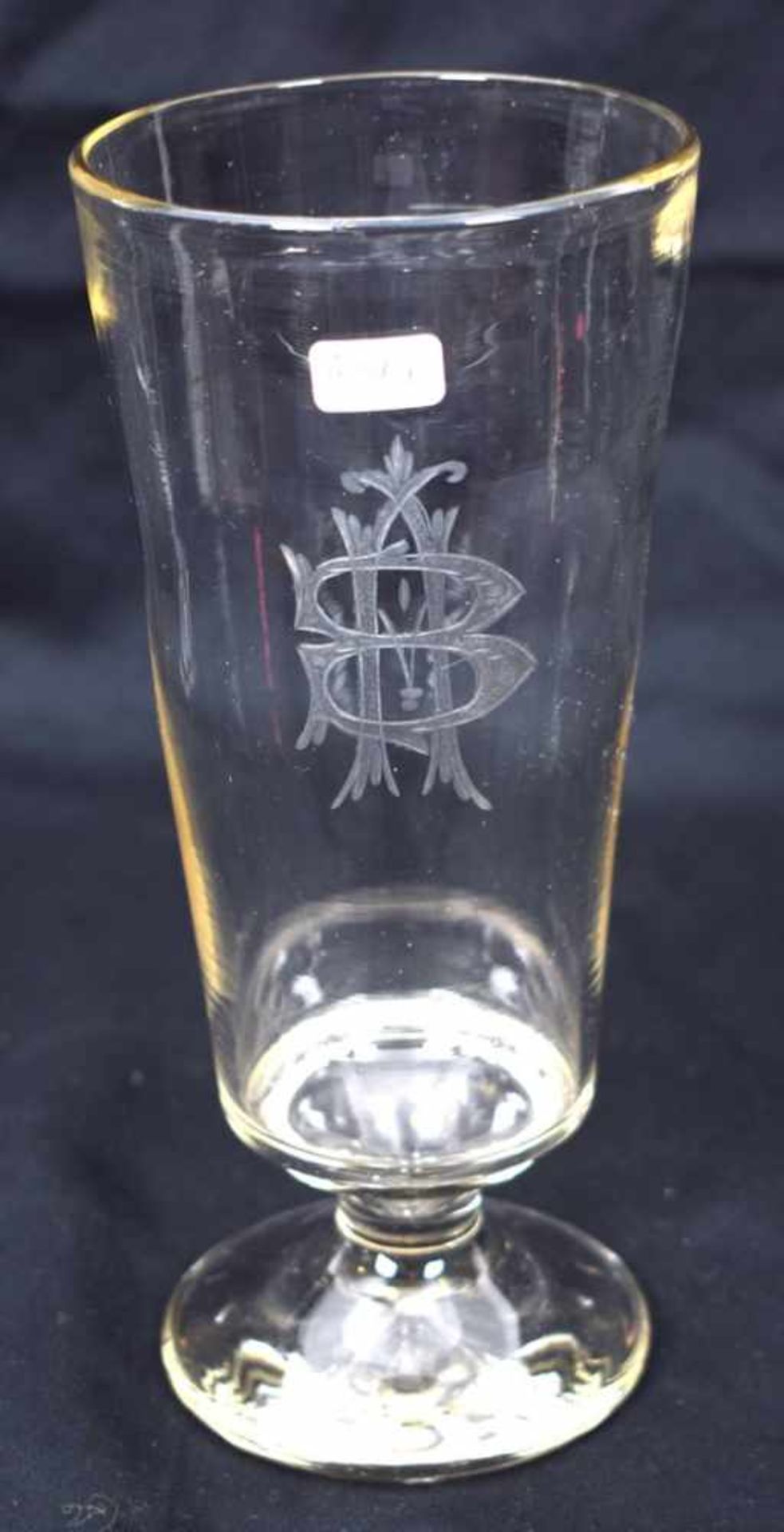 Biedermeier-Glasfarbl. Glas, runder Fuß, Kelch geschliffen, mit Monogramm AB, H 21 cm, 19. Jh.