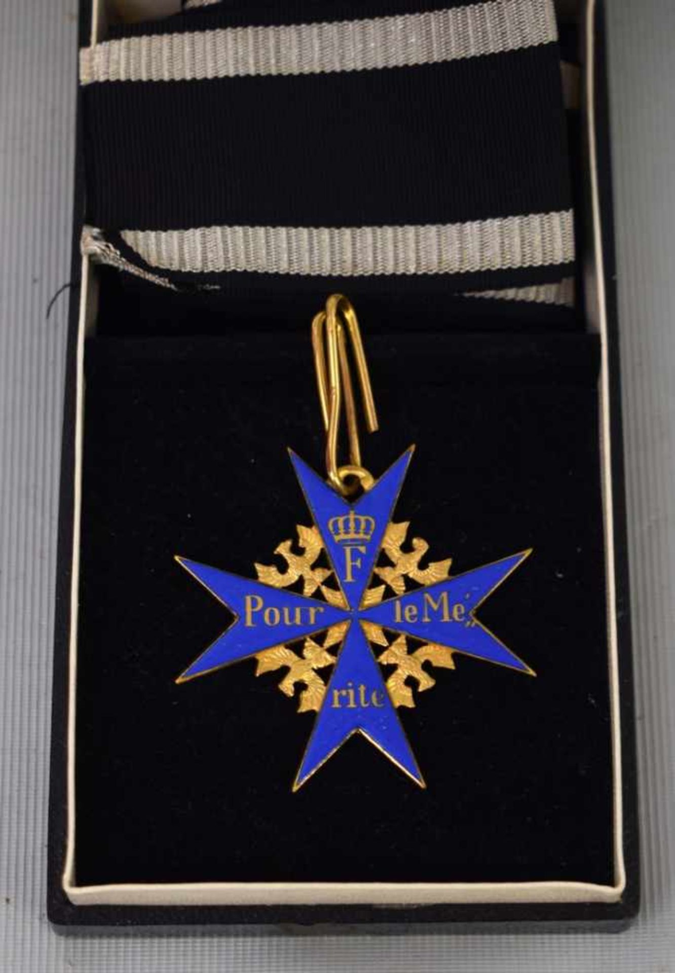 Pour le Merite Ordenfür Militärverdienste, Krone, goldfarben und blau emailliert, mit Band, im