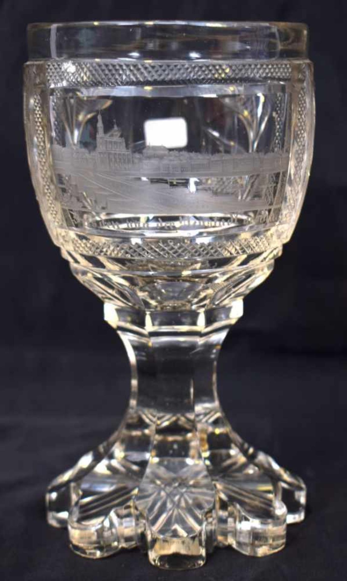 Pokalfarbl. Kristallglas, geschliffen verziert, fächerförmiger Fuß, Kelch mit Medaillon