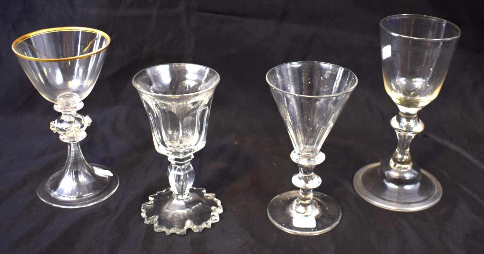 Konvolut drei Gläserfarbl. Glas, teilweise geschliffen, ein Glas mit Goldrand, um 1800