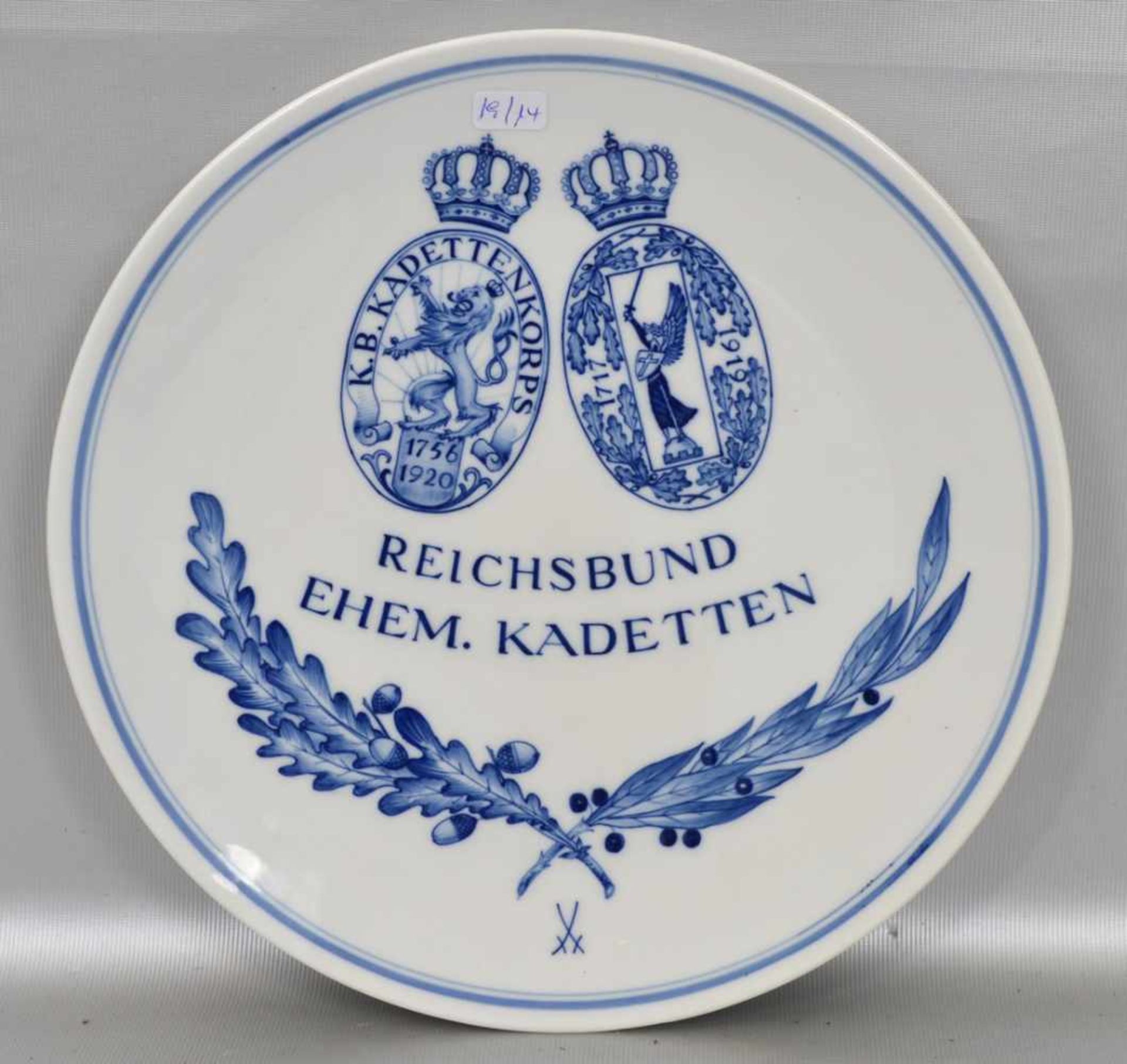 Wandtellermit Wappen und Lorbeerkranz, mit Aufschrift "Reichsbund ehem. Kadetten", Dm 25 cm, blaue