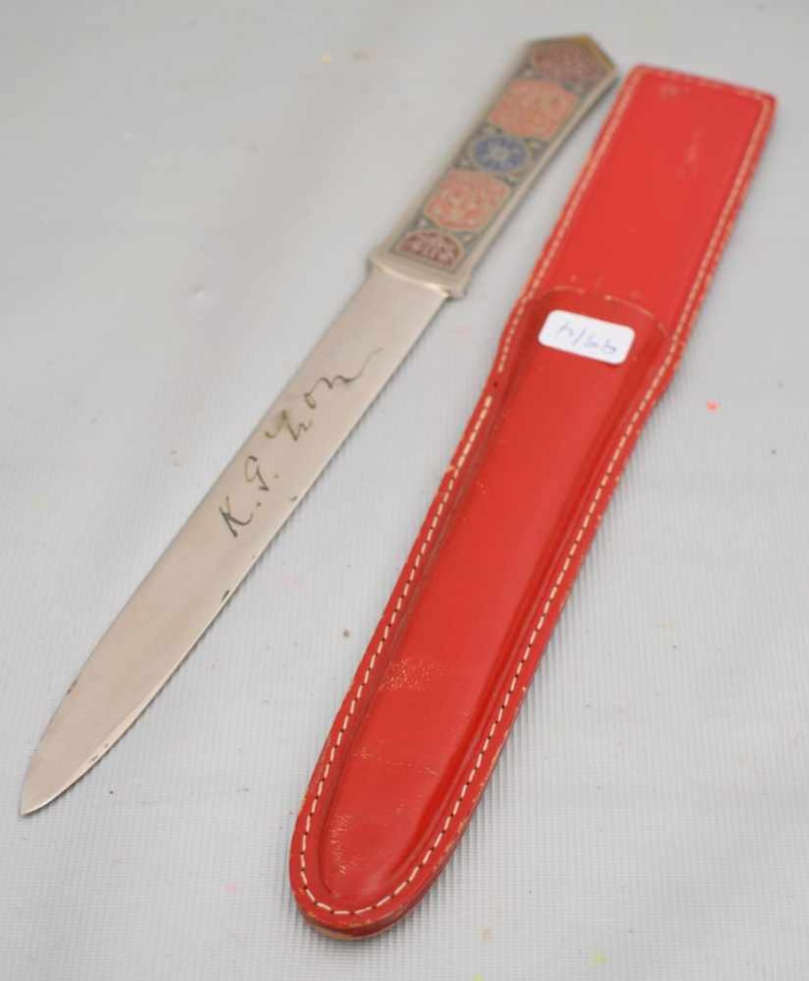 Brieföffnerverzierter Griff, rote Lederscheide, L 24 cm