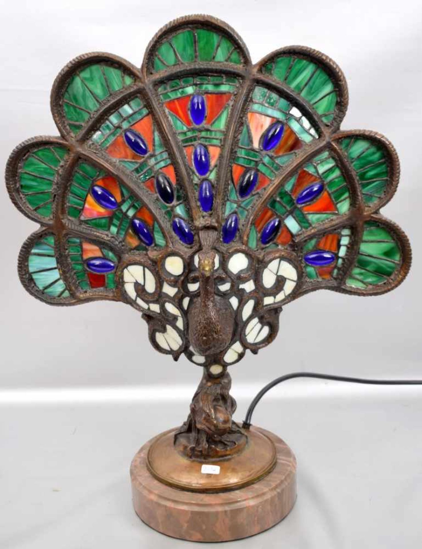 Tischlampe2-lichtig, runder Marmorsockel, Fuß und Lampe Bronze, in Form eines Pfaus, mit buntem