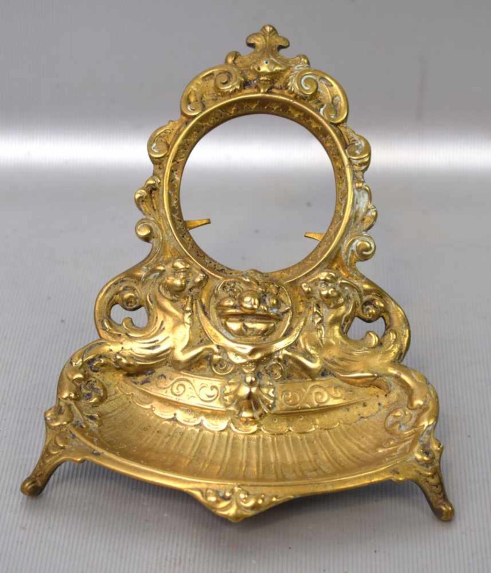 TaschenuhrenständerMessing, mit Barock-Ornamenten verziert, H 10 cm, B 12 cm, um 1880