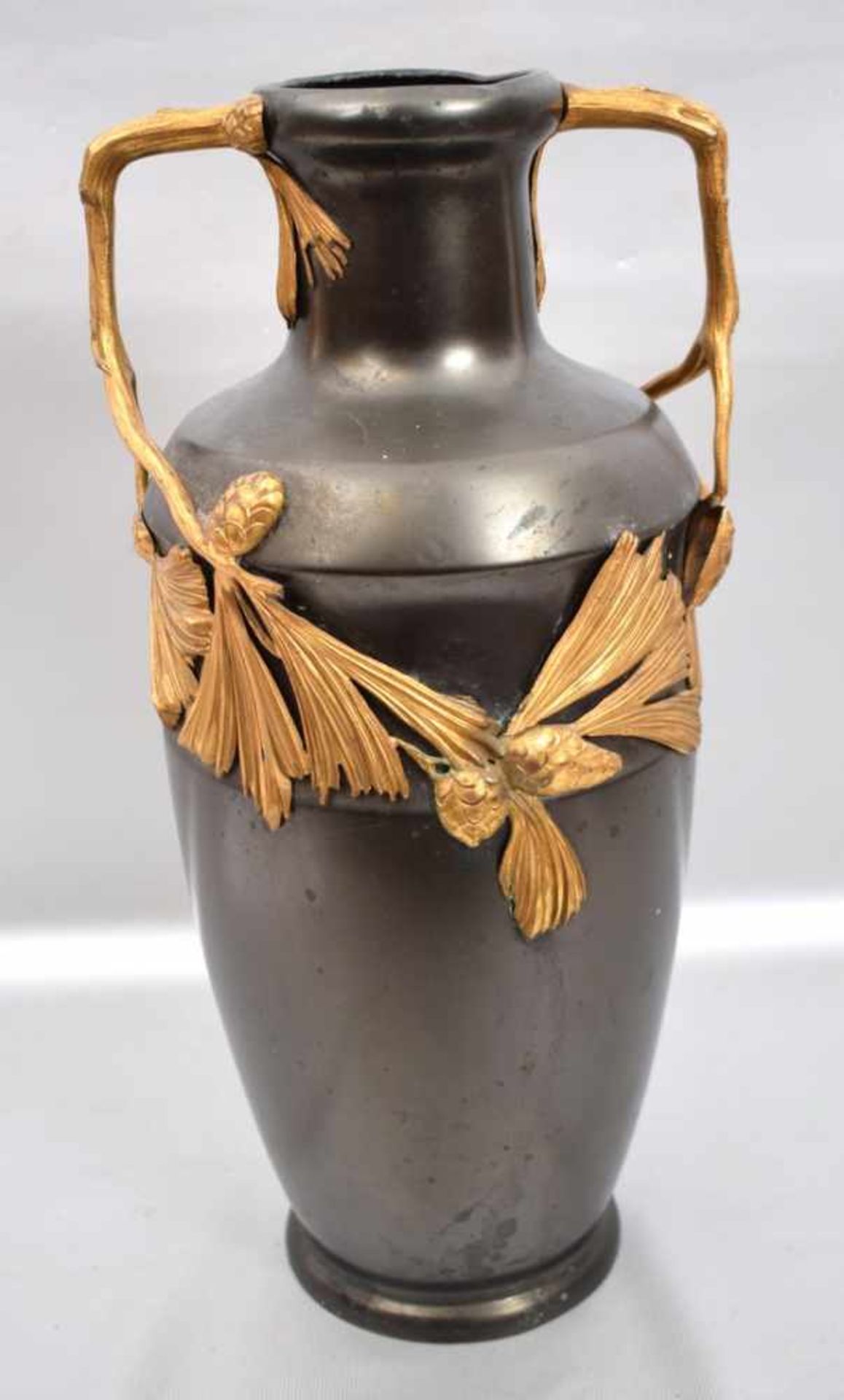 Jugendstil-VaseMetall, Wandung und Griff mit goldenen Ranken und Ornamenten verziert, H 23 cm, um