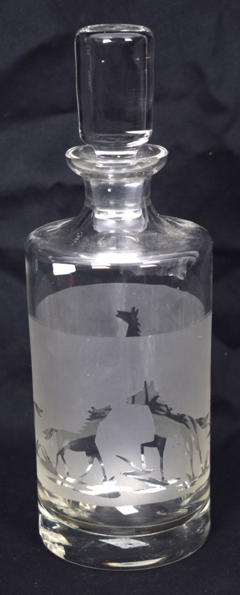 Karaffefarbl. Kristallglas, zylindrische Form, geschliffen, Wandung mit Tiermotiven verziert, H 28