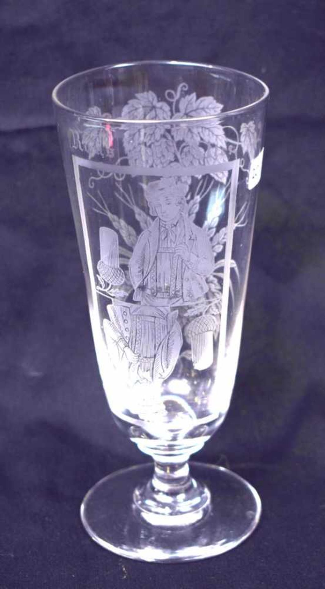 Zierglasfarbl. Glas, runder Fuß, Wandung mit Ranken, Blattwerk und Mann verziert, H 16 cm, um 1900