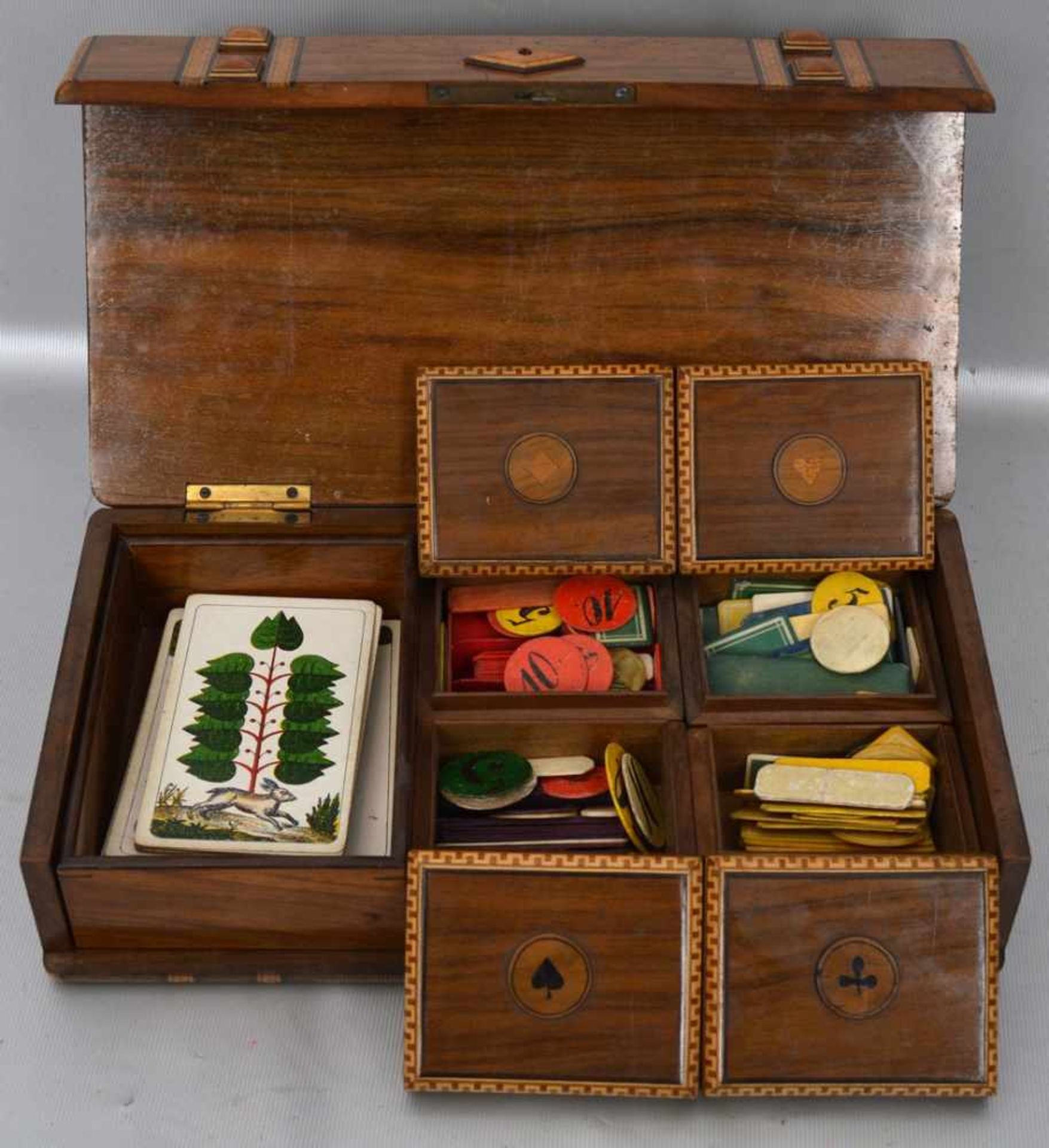 SpielschatulleNussbaum, mit Kartenspiel intarsiert, Innenleben mit vier Deckeldosen für Jetons etc.,