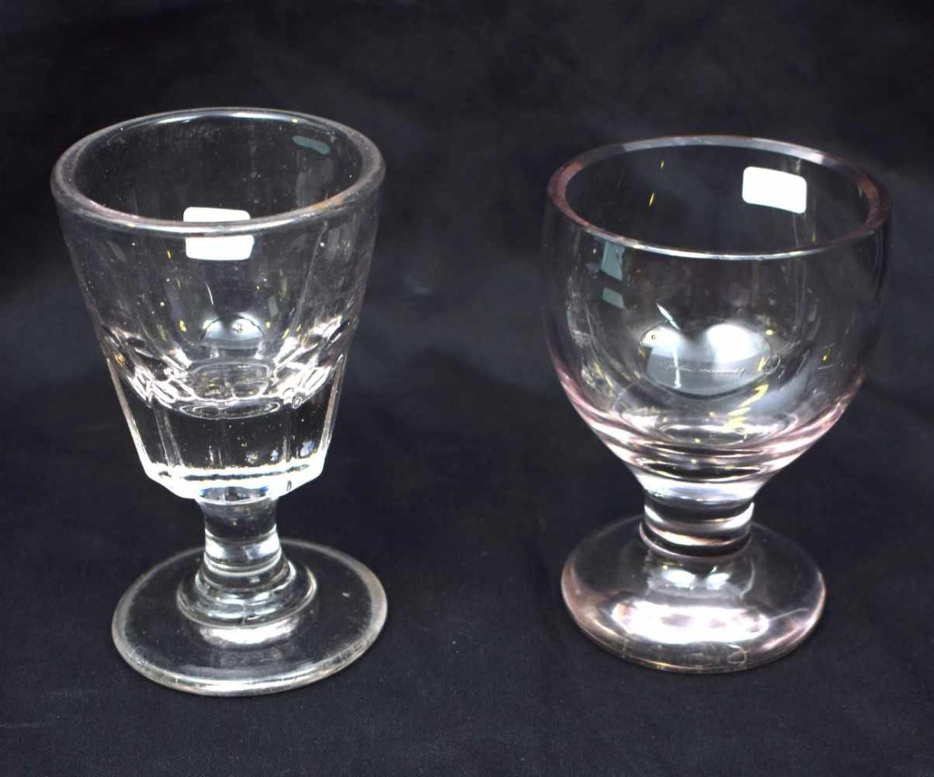 Zwei Biedermeier-Gläserfarbl. Glas, facettiert geschliffen bzw. rund, H ca. 13 cm, 1. Hälfte 19.