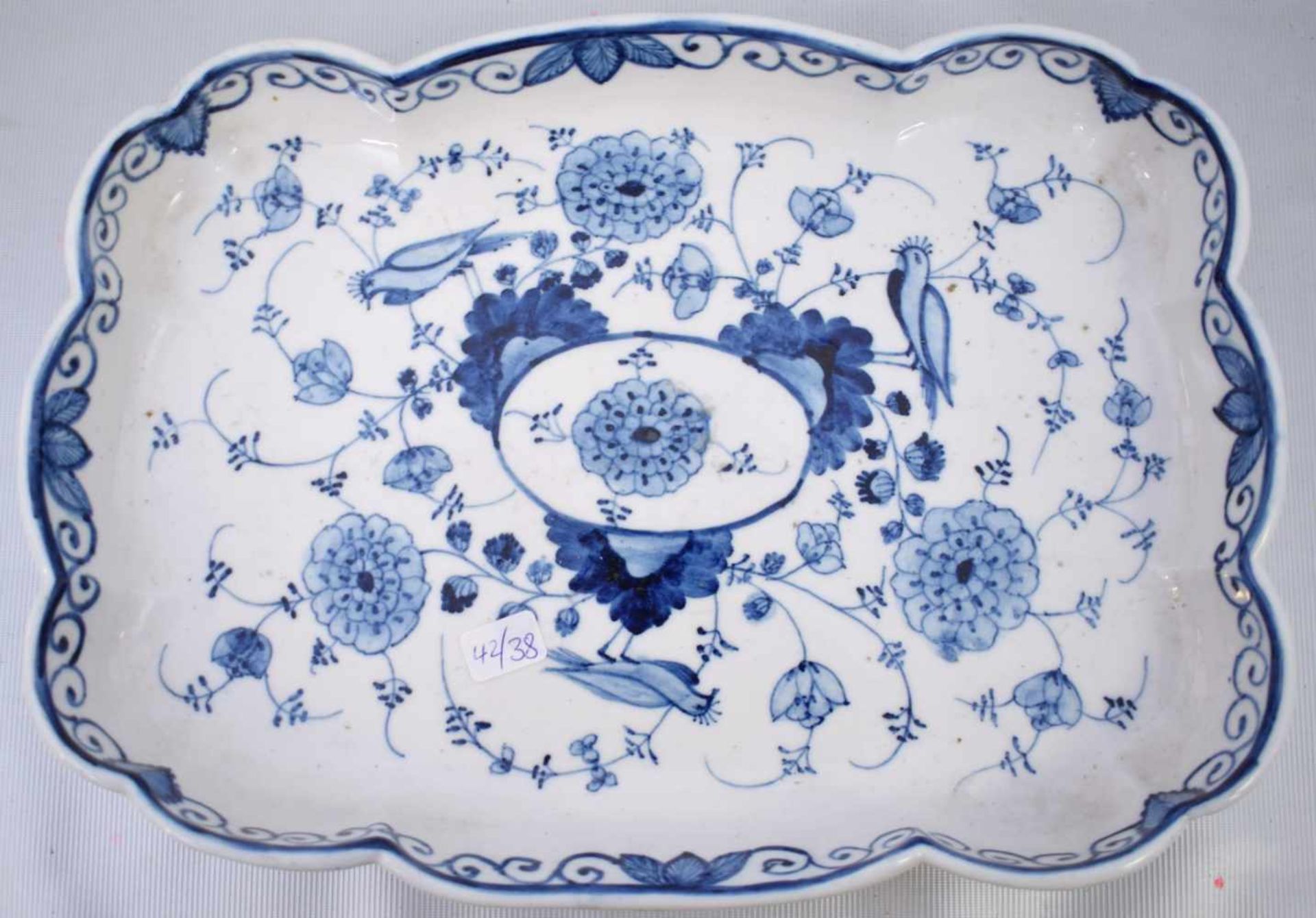 Platterechteckig, gewellter Rand, mit blauer Blumen- und Vogelbemalung, B 28 cm, T 20 cm, 19. Jh.