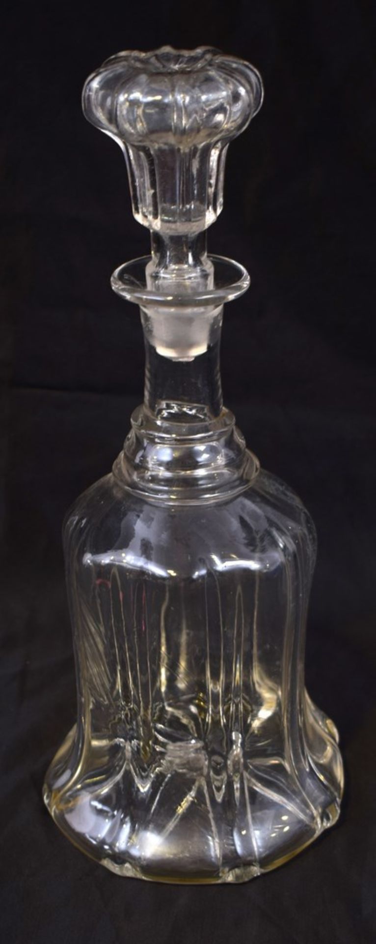 Karaffefarbl. Glas, verziert, verzierter Stöpsel, H 31 cm, 19. Jh.