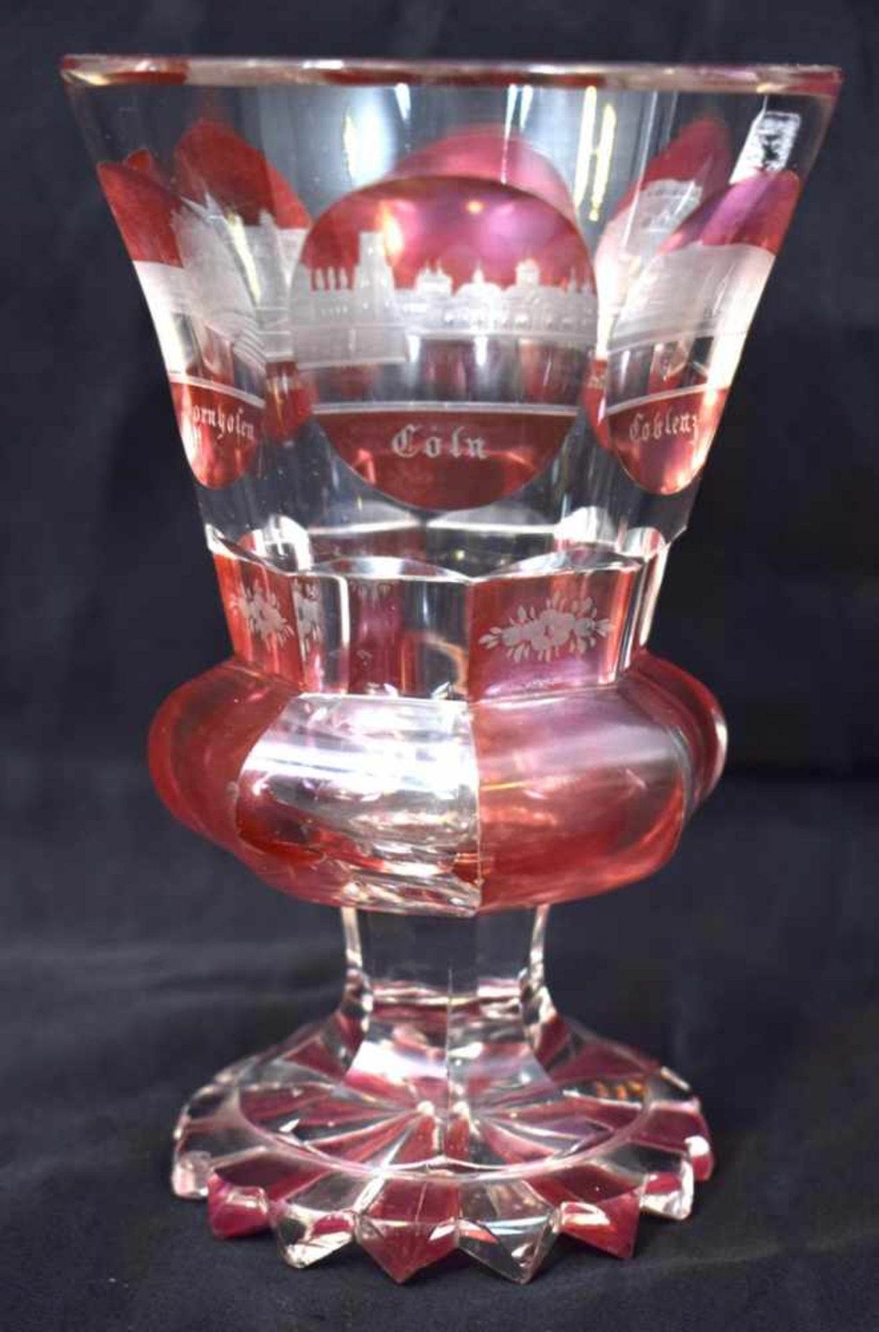 Pokalfarbl. Glas, mit sechs ovalen Medaillons von Bingen, Köln, Coblenz etc. geschliffen verziert,