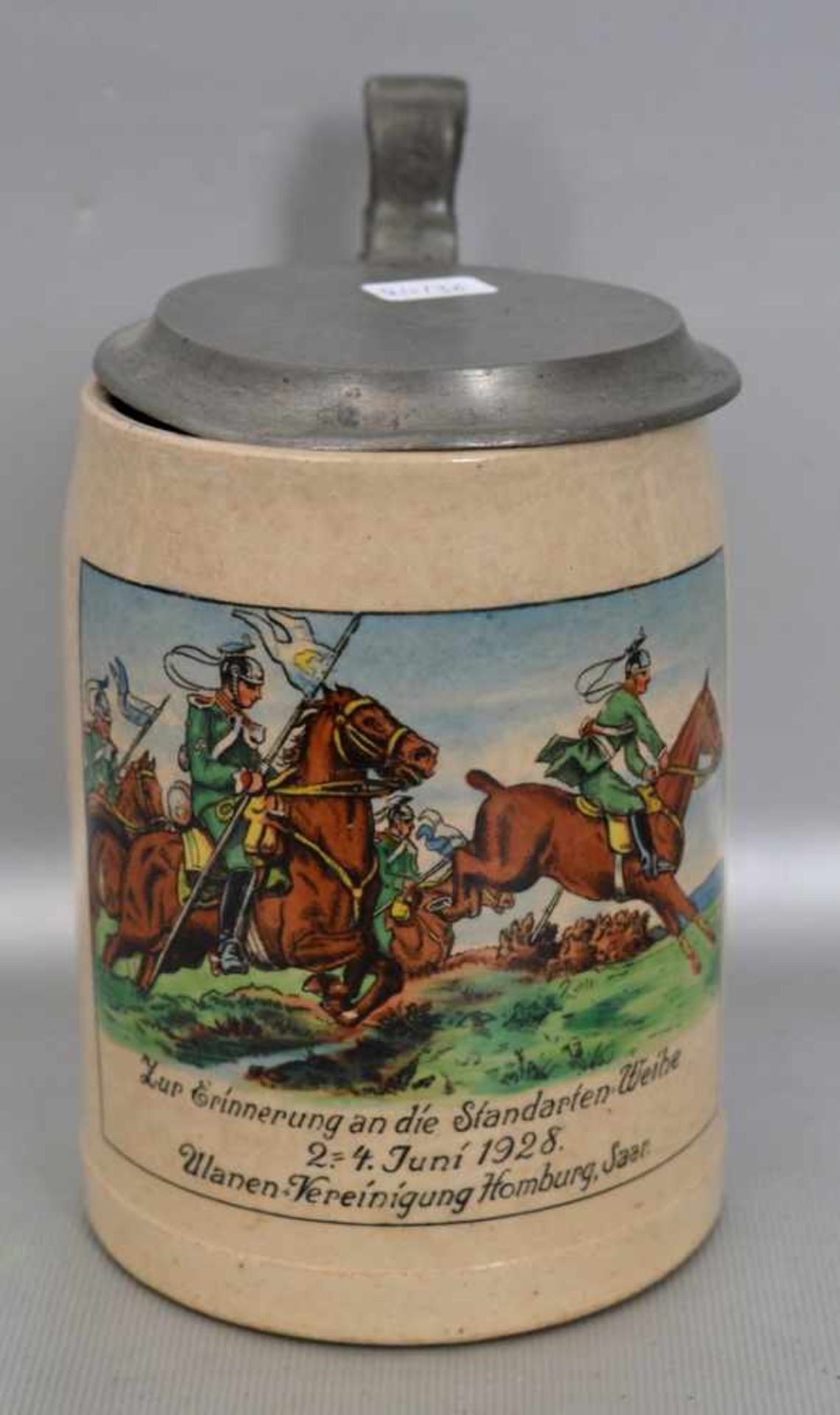 Bierkrugbeigefarben, Wandung mit Reitern verziert, "Zur Erinnerung an die Standartenweihe 1928",