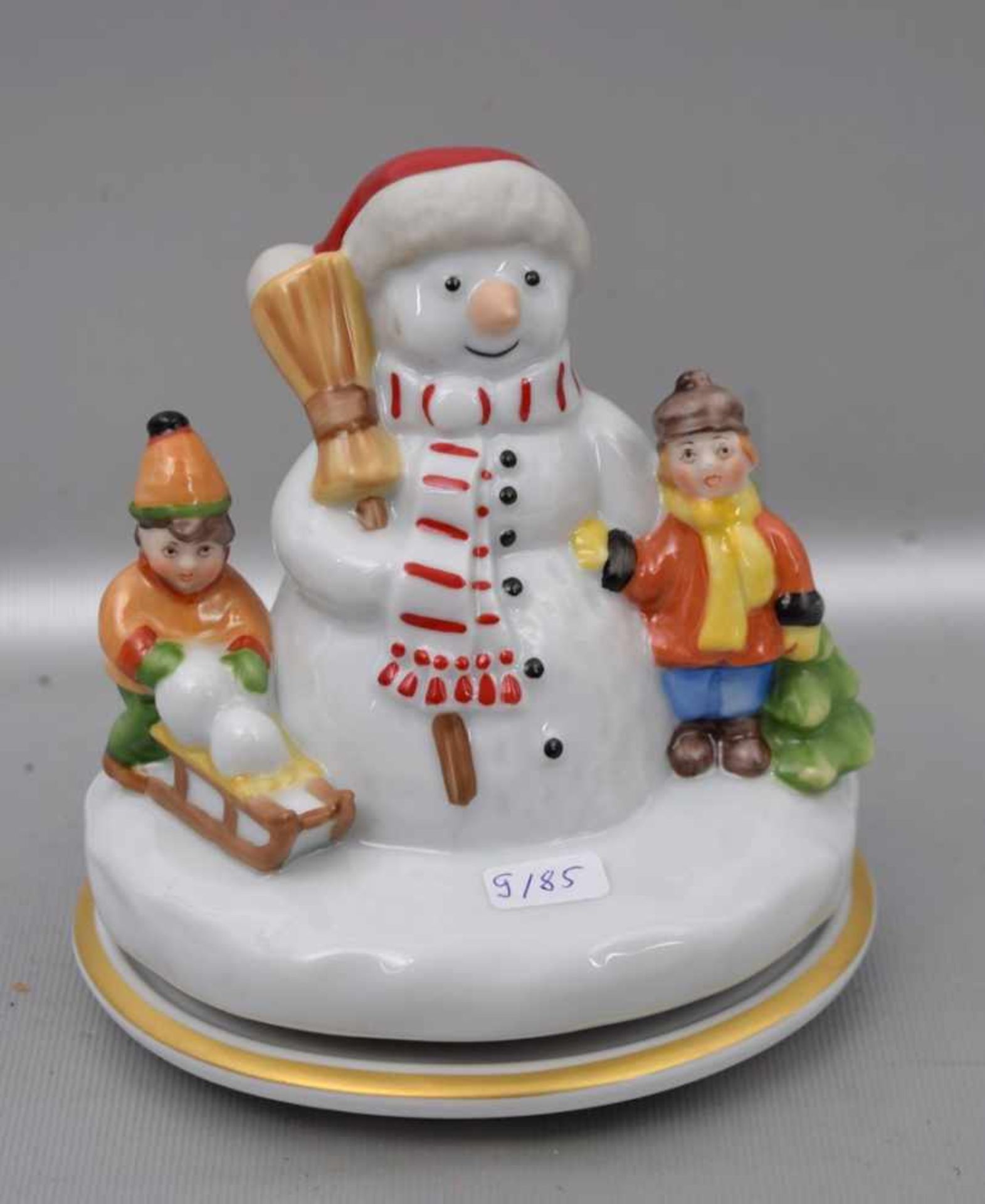 Spieluhrrund, mit Schneemann und zwei Kindern, bunt bemalt, H 14 cm, Dm 12 cm, FM Hutschenreuther