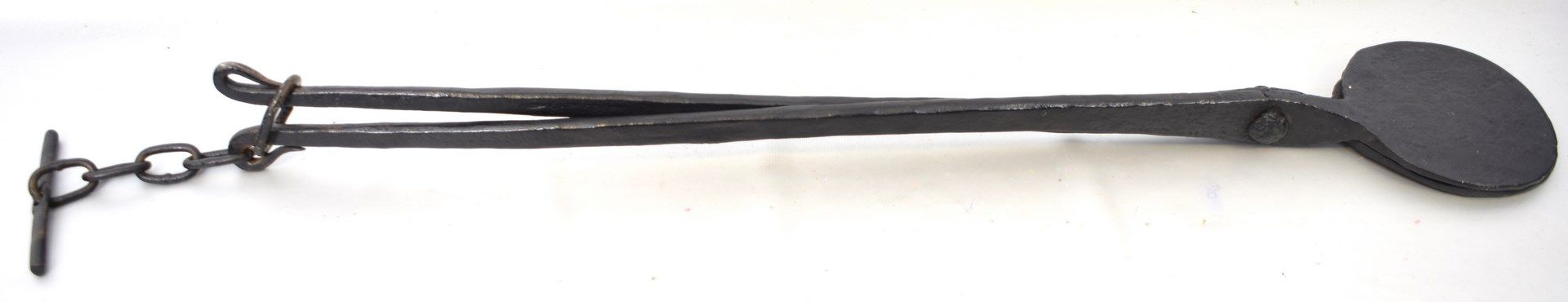 WaffeleisenGusseisen, schwarz, rund, langer Griff, L 85 cm, 19. Jh.