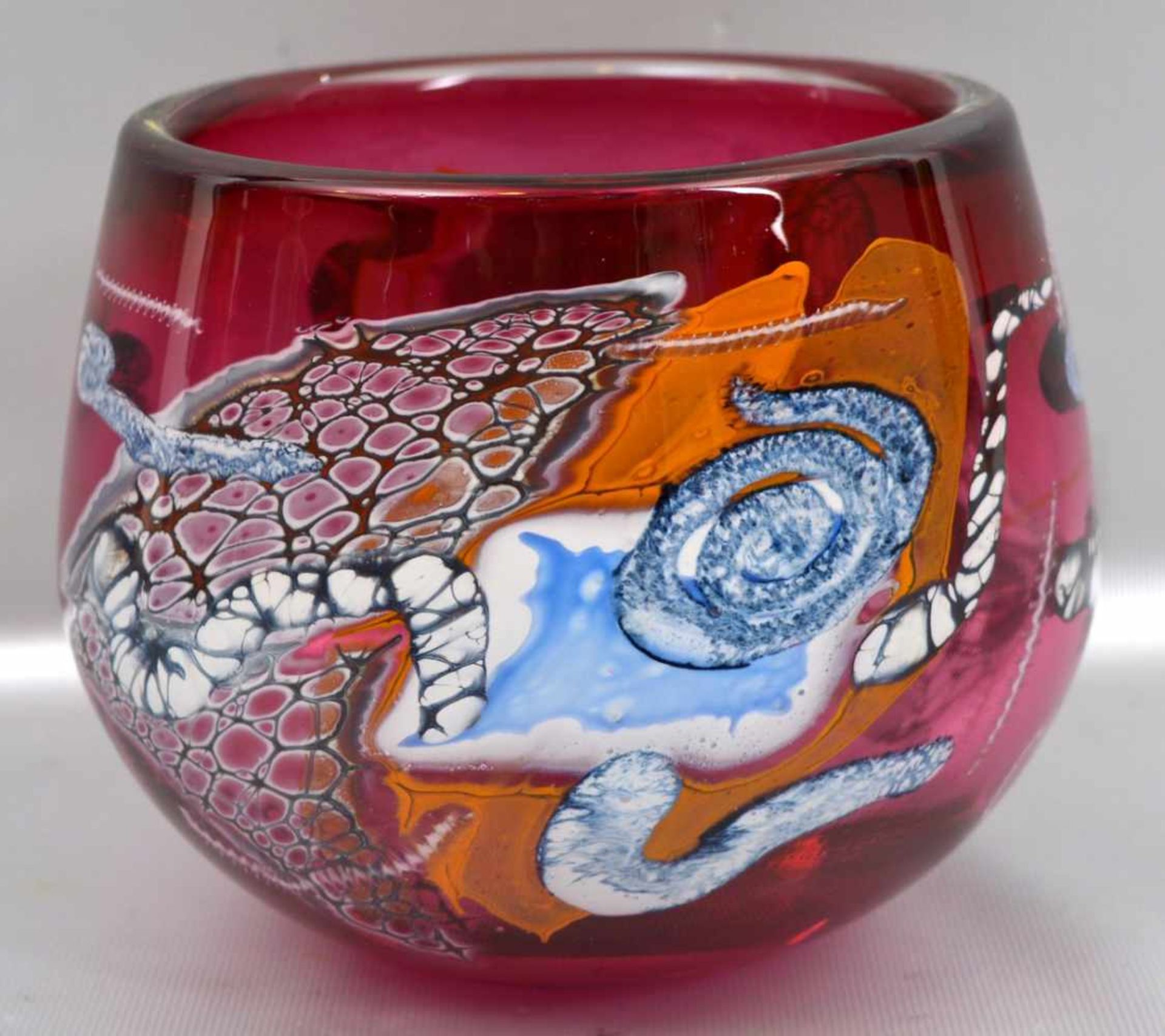 Vase "Strandgut"rot changierendes Glas, Wandung mit bunten Motiven bemalt, im Boden sign. V.