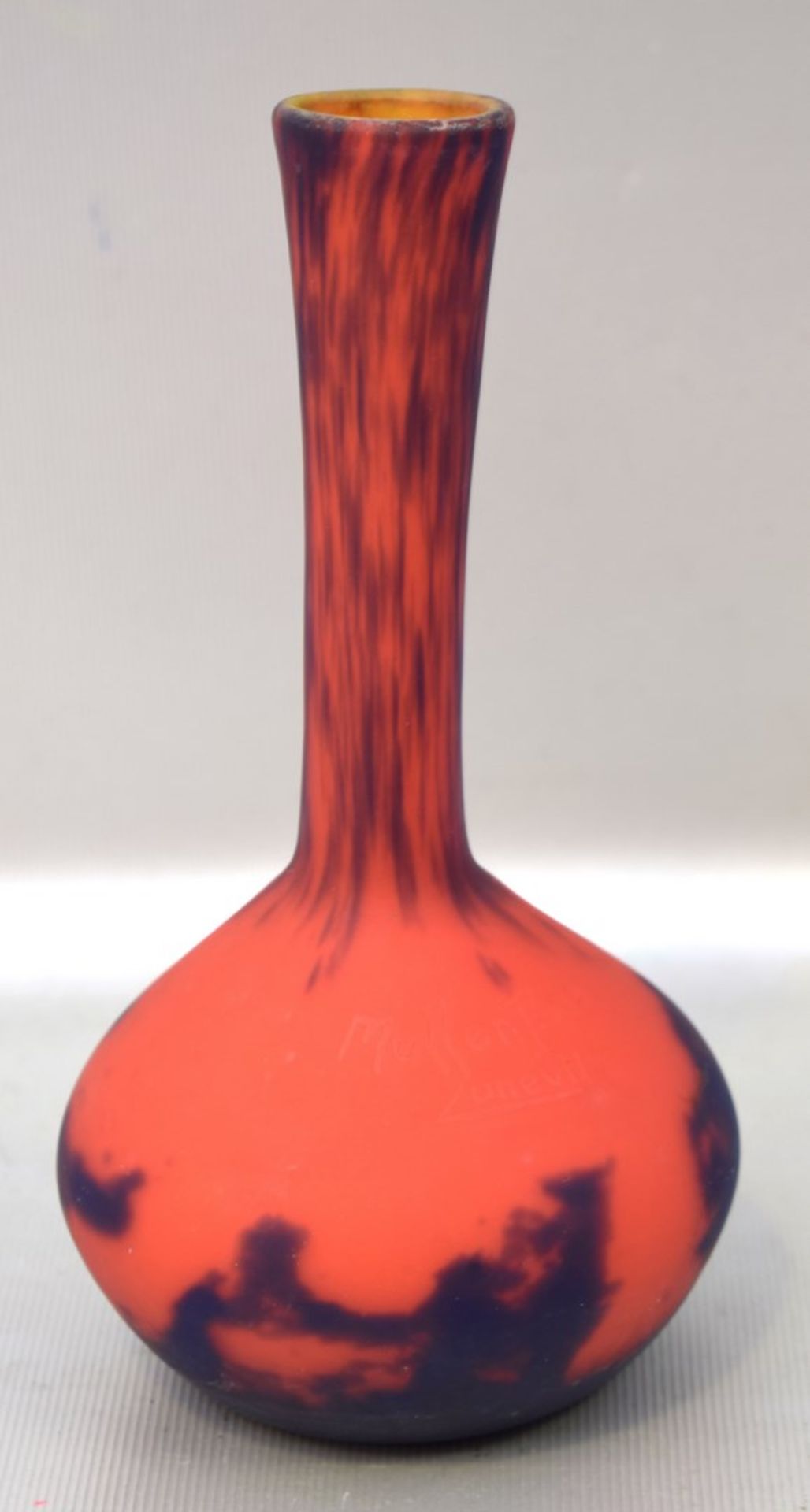 Vasefarbl. Glas, mit rot/blauer Farbeinschmelzung, leicht gebaucht, sign. Muller Fres Luneville, H