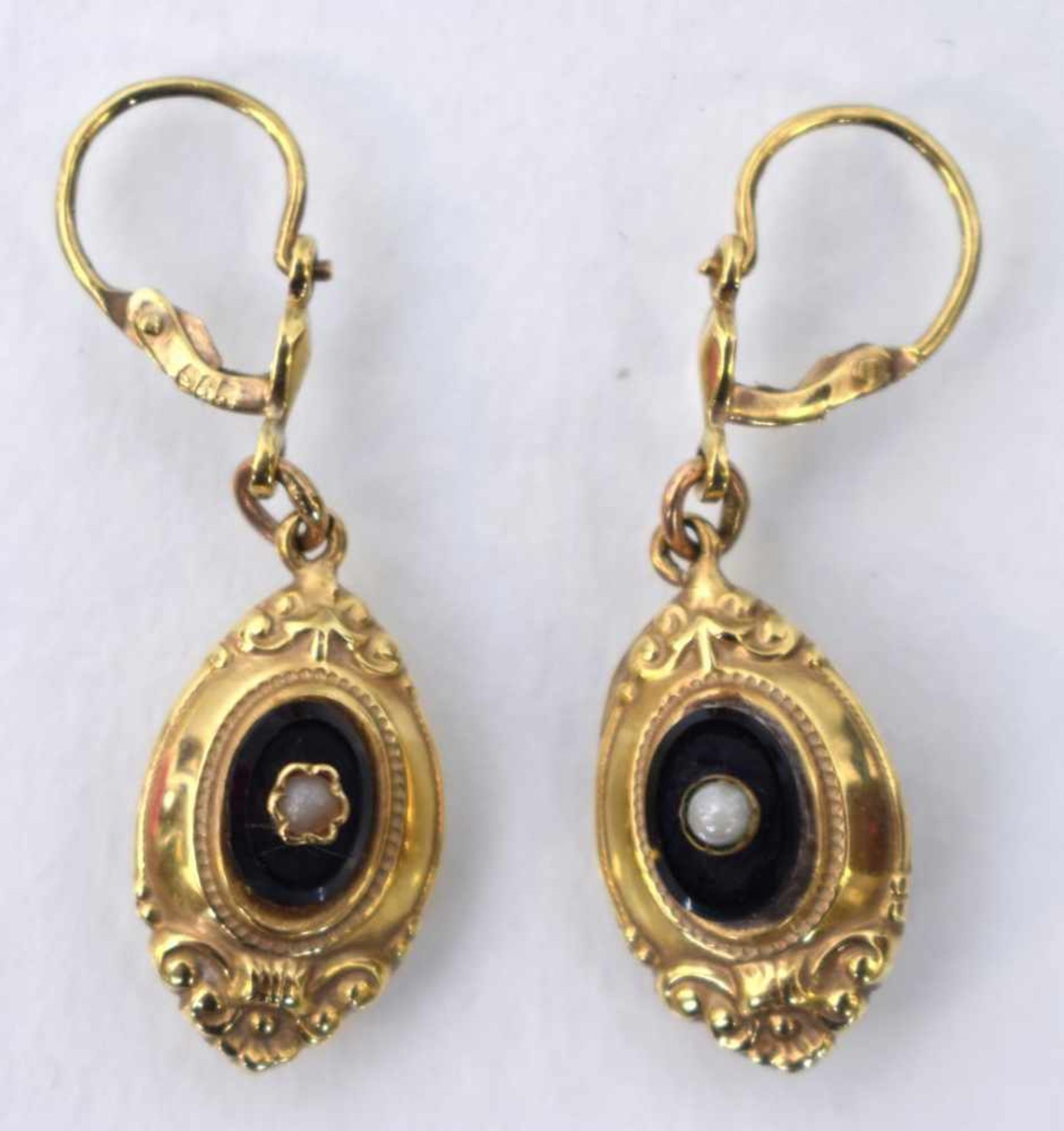 Paar Biedermeier-Ohrringe14 kt. Weißgold, mit schwarzem Onyx und kleiner Perle, 19. Jh.