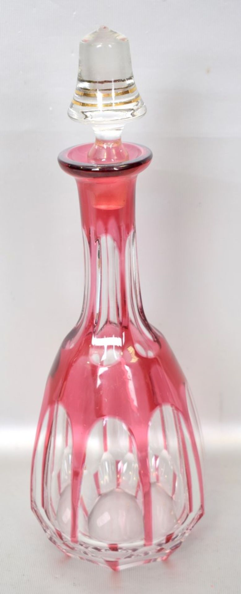 Karaffefarbl. Glas, geschliffen, roter Überfang, mit Stöpsel, H 33 cm