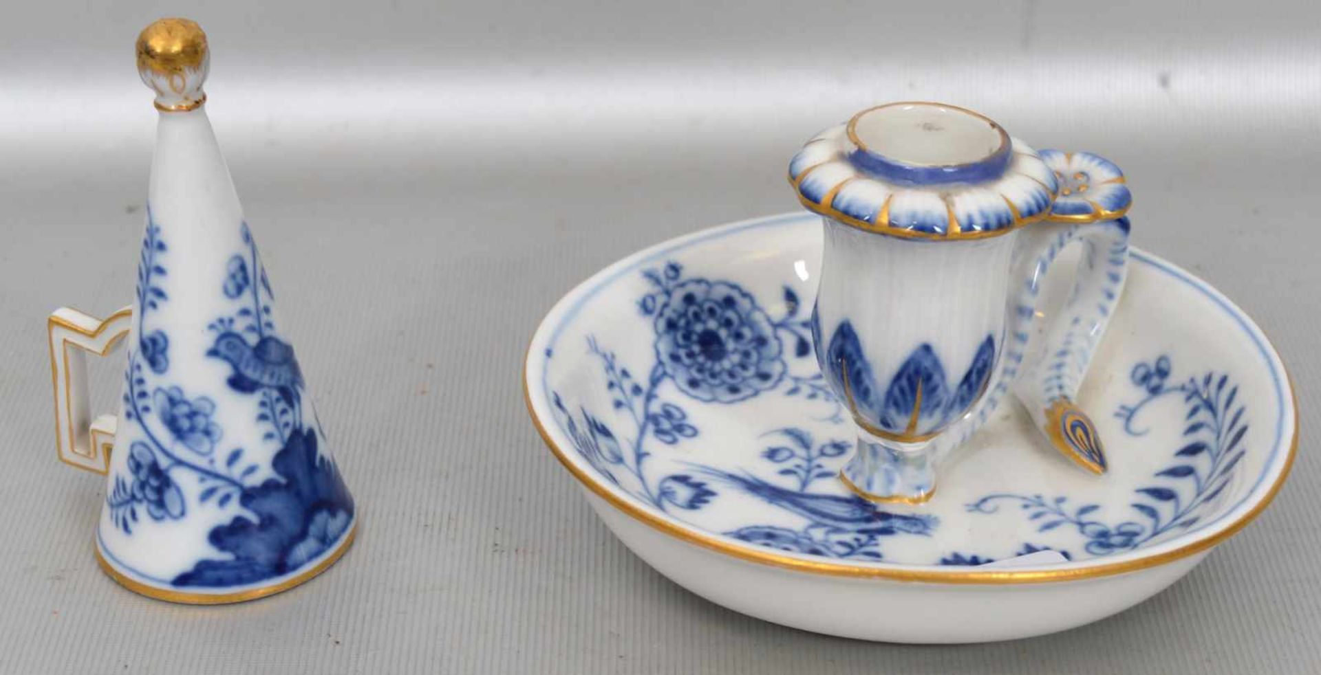 Tischkerzenhalter und Kerzenlöscher1-lichtig, runde Schale, Goldrand, mit blauer Bemalung, H 8 cm,
