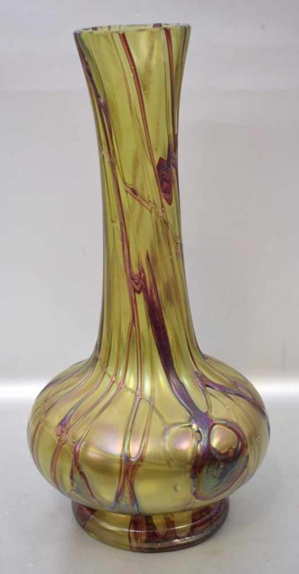 Jugendstil-Vasegrünes Glas, mit rotem Farbverlauf, runder Fuß, leicht gebaucht, H 30 cm, FM Palme