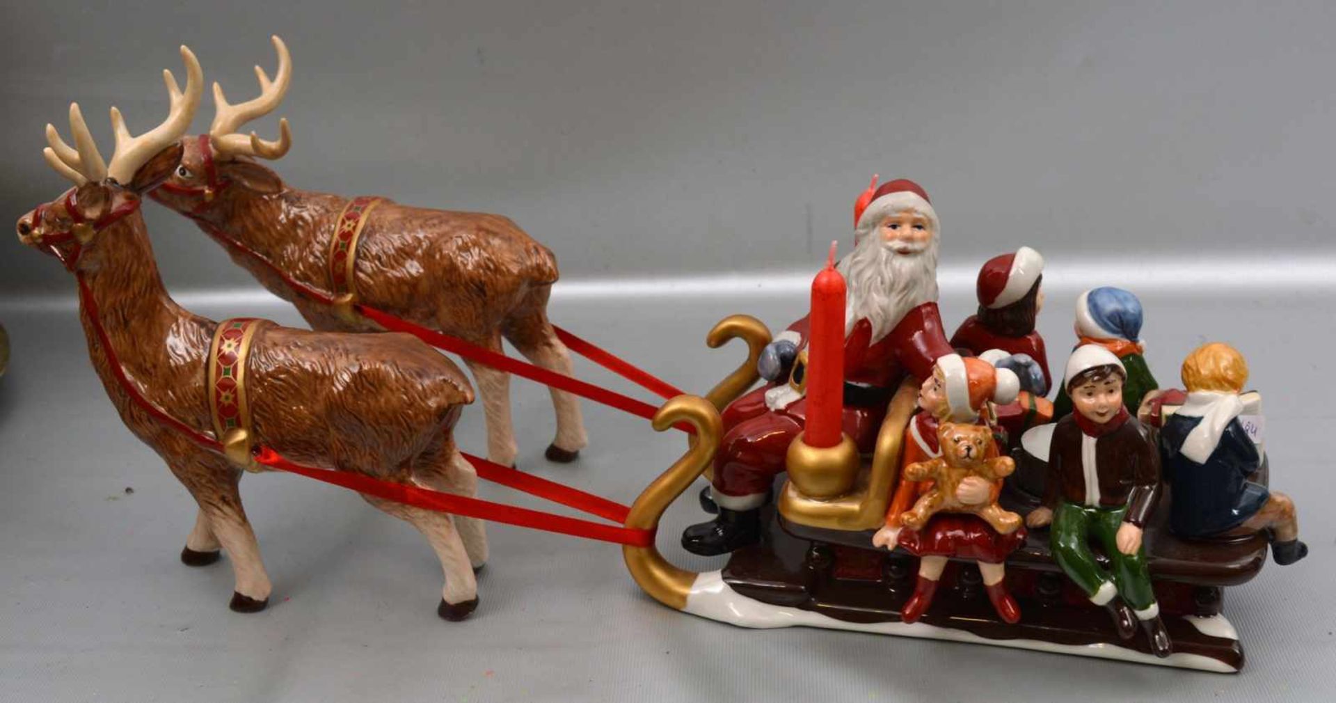 Nikolausschlitten mit zwei Rentierenmit zwei Kerzenhaltern, fünf sitzende Kinder und Geschenkpakete,