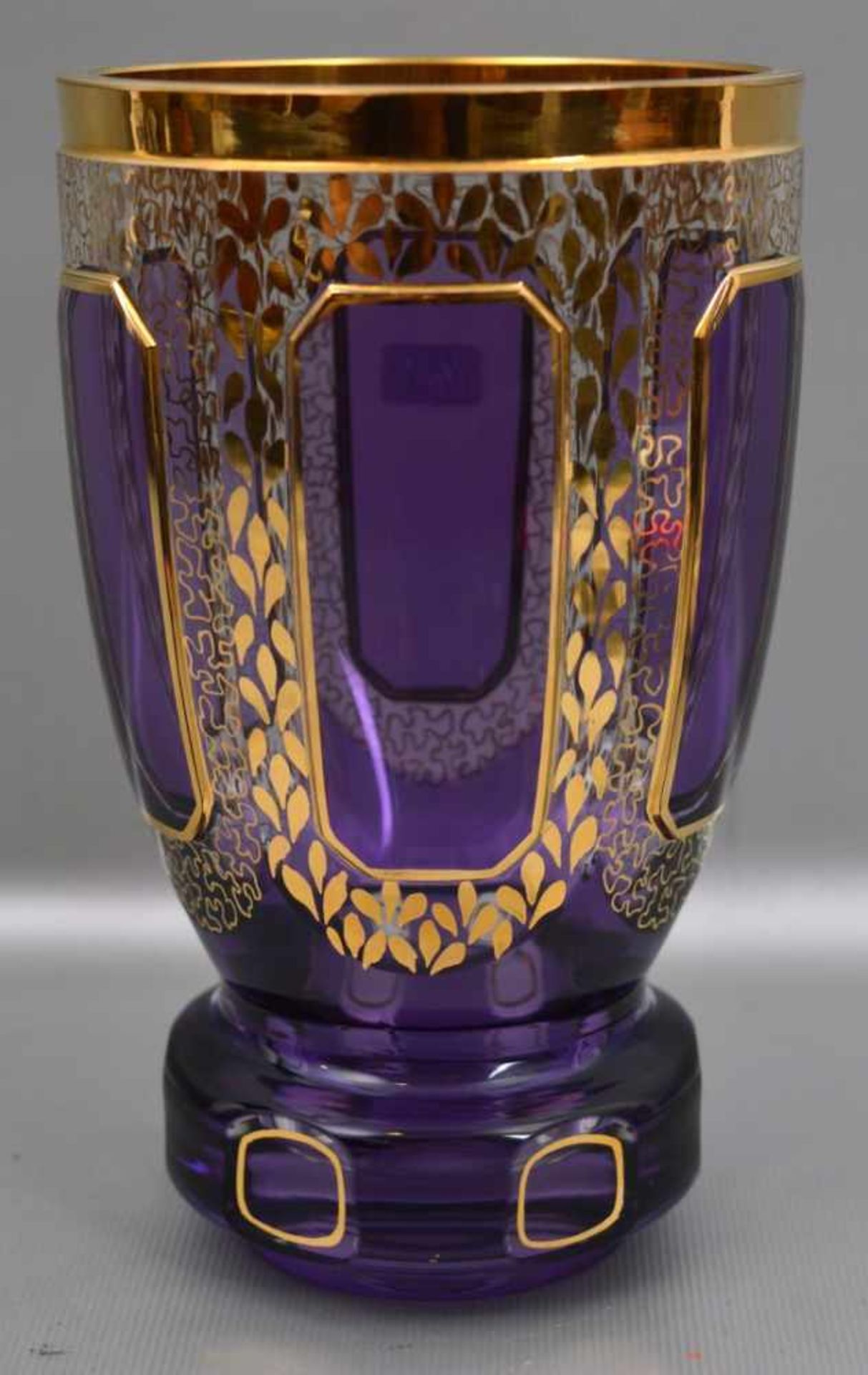 Zierglasfarbl. Glas, mit lila Farbeinschmelzung, gold verziert, H 16 cm