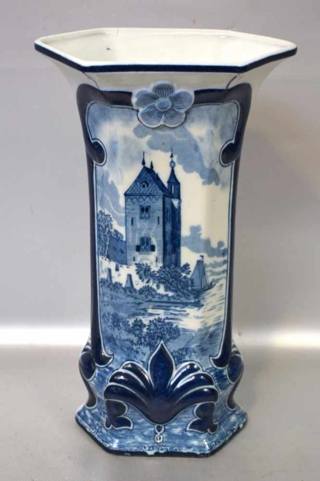 Vasesechseckig, mit Burg am See und Barock-Ornamenten blau bemalt, H 30 cm, FM Delft