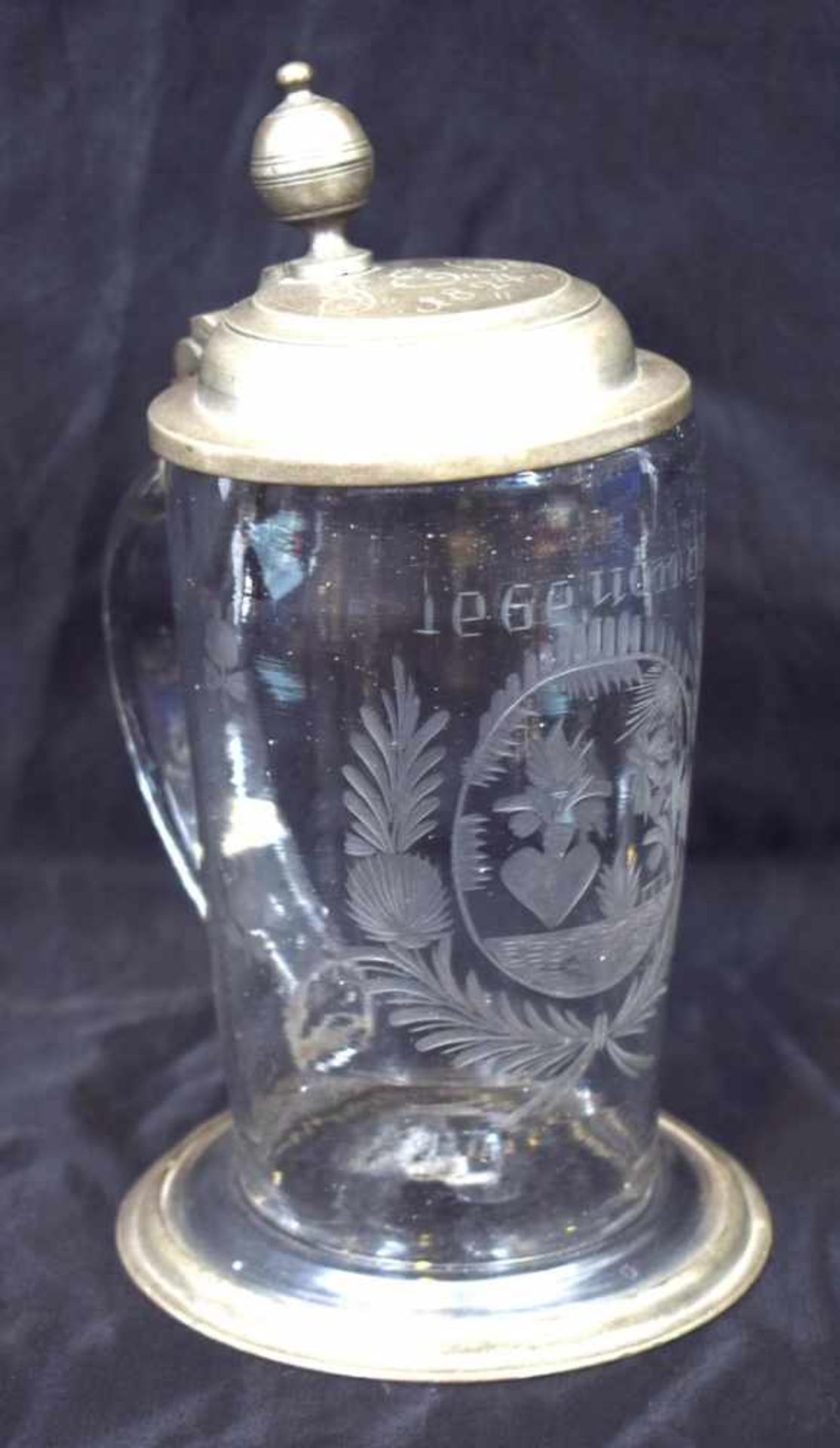 Bierkrugfarbl. Glas und Griff, Zinndeckel und -rand, Wandung mit Aufschrift, Ranken und Ornamenten