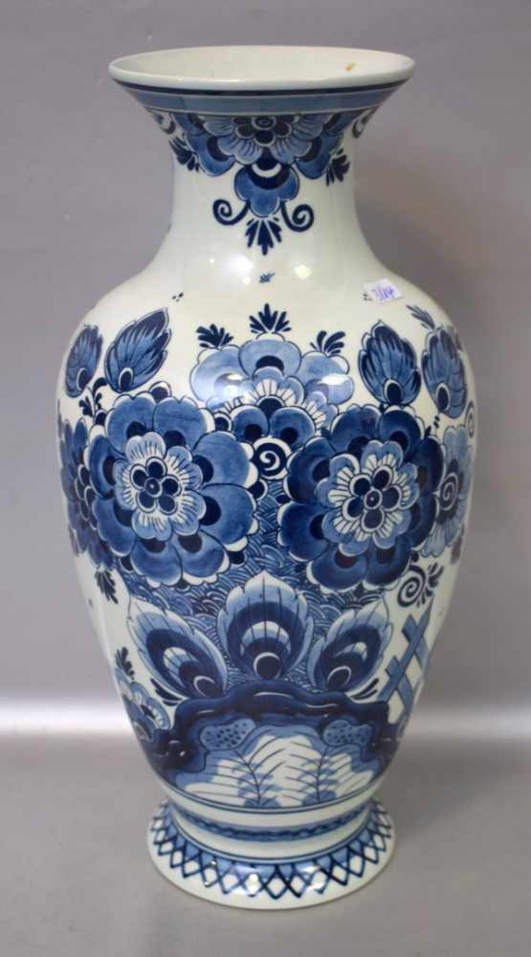 Vasebeigefarben, leicht gebaucht, Wandung mit blauer Blumenbemalung, H 35 cm, FM Delft