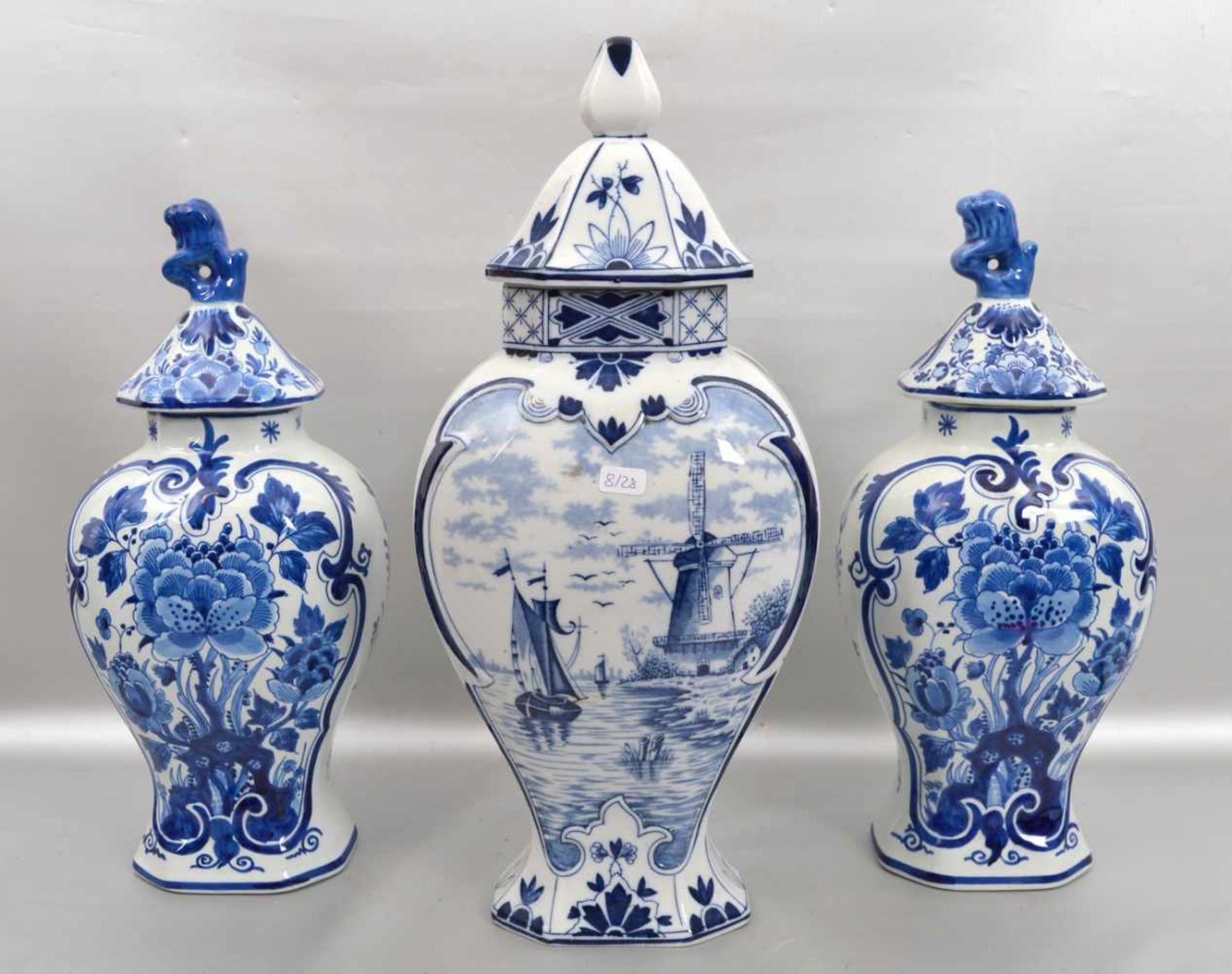 Konvolut drei Deckelvasengebaucht, im Barock-Stil, mit Blumen bzw. Landschaft blau bemalt, H 32 cm