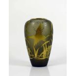 Vase (20.Jh.) auf grauem Grund verg. Wildentendekor im Schilf; eingezogener, verg. Rand; H: 20,5 cm