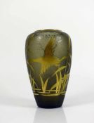 Vase (20.Jh.) auf grauem Grund verg. Wildentendekor im Schilf; eingezogener, verg. Rand; H: 20,5 cm