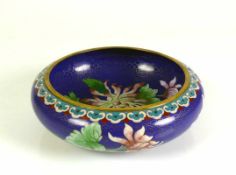 Cloisonné-Schale flache Schale mit nach innen gezogenem Rand; farbiger Blütendekor auf blauem Grund;