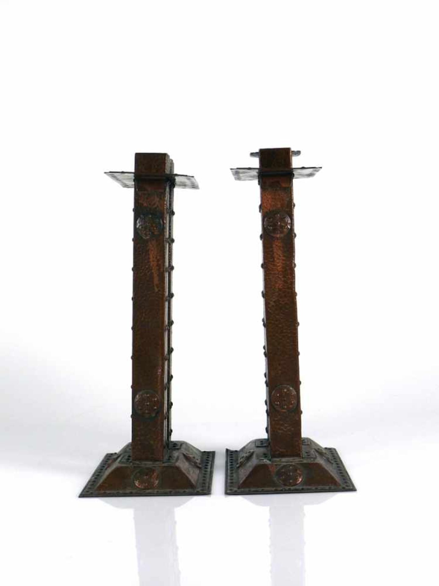Paar Kerzenleuchter (Anfg. 20.Jh., Darmstadt?) Kupfer; jeweils auf rechteckigem, erhöhtem Stand; nur - Bild 4 aus 4