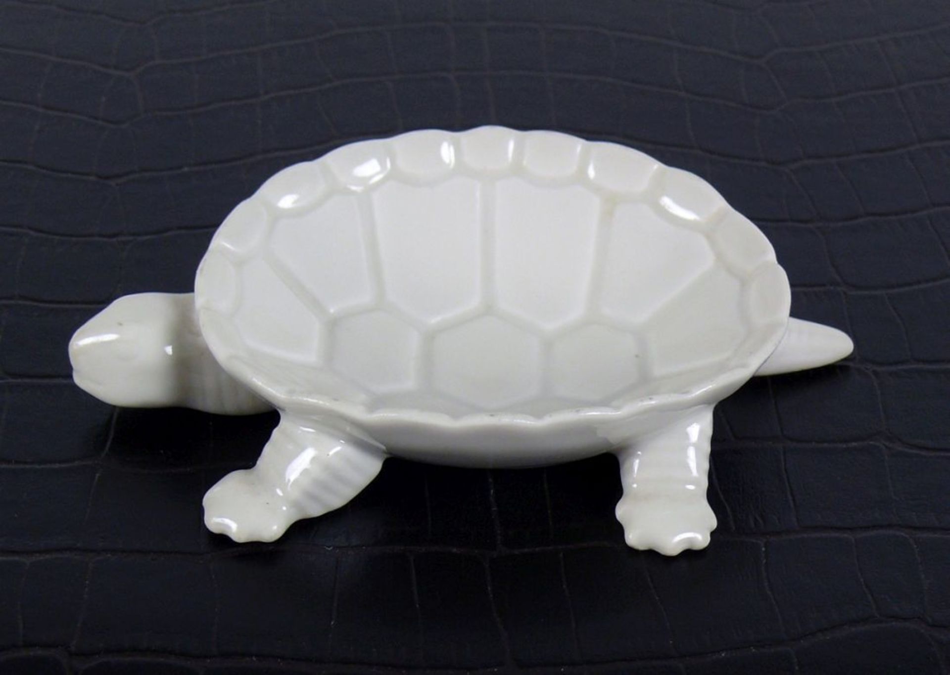 Kleine Schale (KPM Berlin, 20.Jh.) in Form einer Schildkröte; Weißporzellan; Bodenunterseite mit