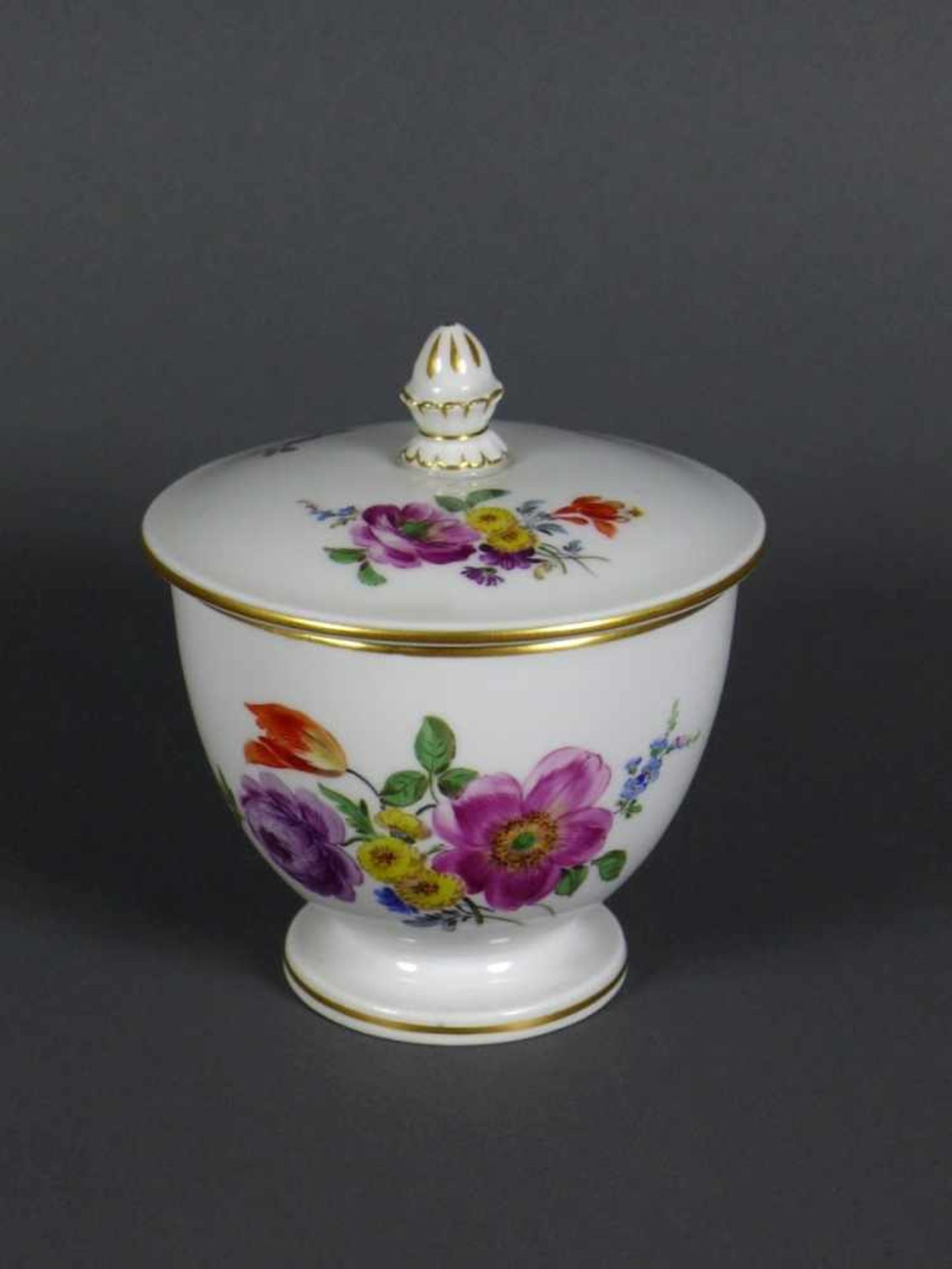 Deckeldose (Meissen 1924-34) farbiger Blütendekor mit Insekten; flacher Deckel mit Knauf;