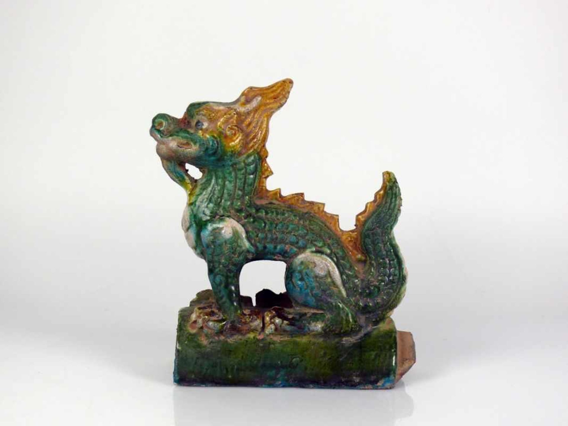 Dachreiter (China, Ming) in Form eines Drachens; Tonware, grün/gelb bemalt; 20 x 17,5 cm - Bild 7 aus 11