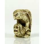 Netsuke (Japan, um 1900) "Adler auf Affe sitzend"; Elfenbein, geritzt und dunkel staffiert;