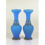 Paar Vasen (um 1900) hellblaues Glas mit verg. Streifendekor; gewellter Rand; H: je 33,5 cm