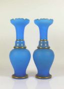 Paar Vasen (um 1900) hellblaues Glas mit verg. Streifendekor; gewellter Rand; H: je 33,5 cm