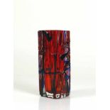 Vase (Mitte 20.Jh.) quadratischer Korpus; farbloses Glas; rot unterfangen mit blau/schwarzem