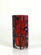 Vase (Mitte 20.Jh.) quadratischer Korpus; farbloses Glas; rot unterfangen mit blau/schwarzem