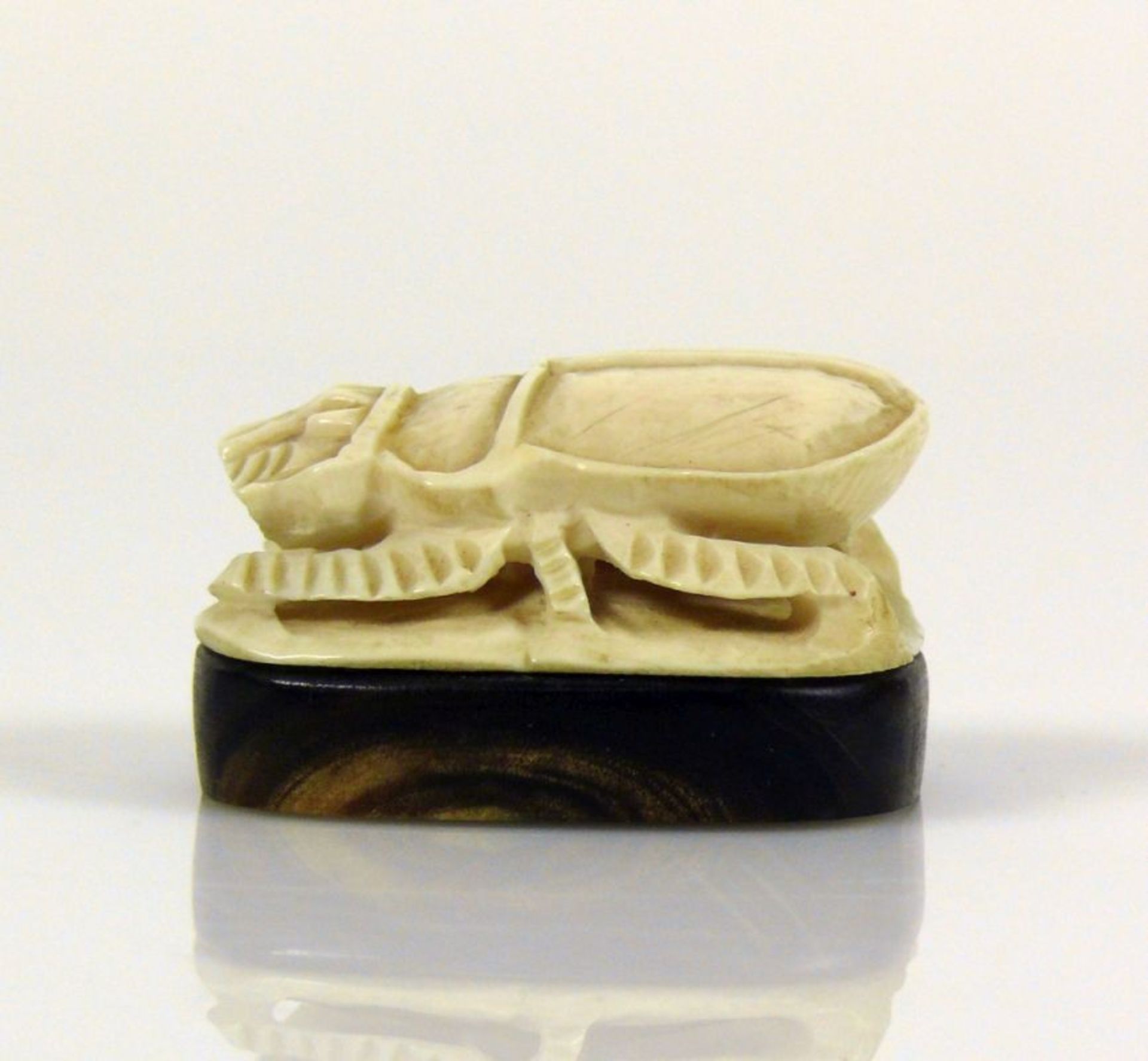 Käfer (Japan, um 1900) Elfenbein; auf ovalem Sockel; 2,5 x 4,5 x 3 cm - Bild 2 aus 7