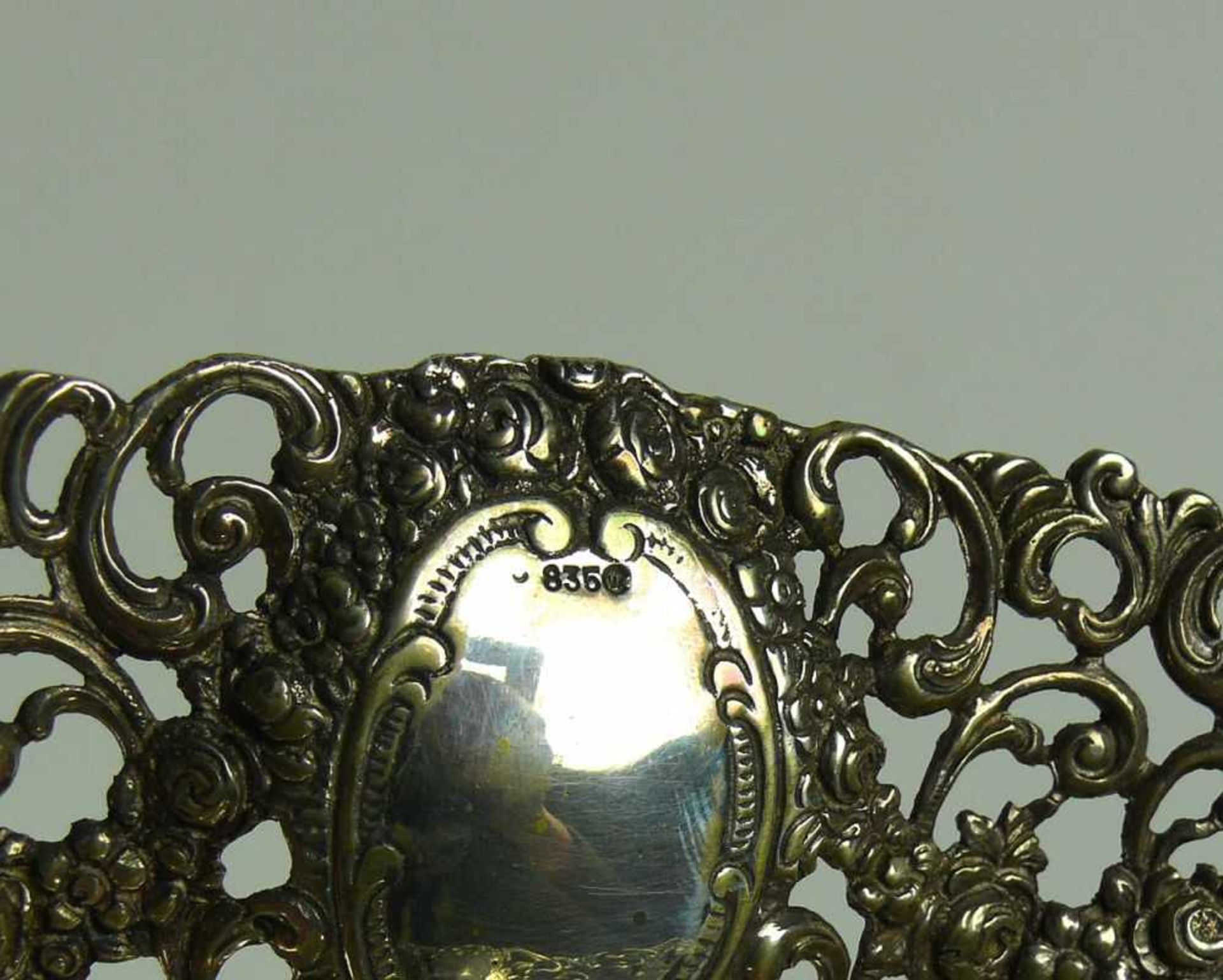 Kleine Zierschale (1.H.20.Jh.) Silber 835; ovale Form; schräg gestellter, floral durchbrochener - Bild 3 aus 3
