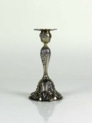 Kerzenleuchter (20.Jh.) Silber 800; glockenförmiger Stand; umlaufender, plastischer Floraldekor;