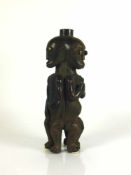Fang-Figurengruppe Holz; 3-figurig in div. Darstellungen; jeweils Rücken an Rücken; H: 37 cm